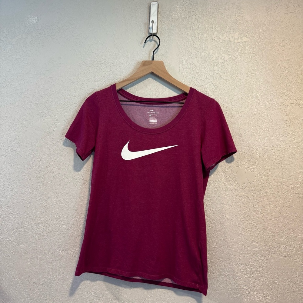 The Nike Tee Women’s Dri-FIT Athletic T-Shirt Size S